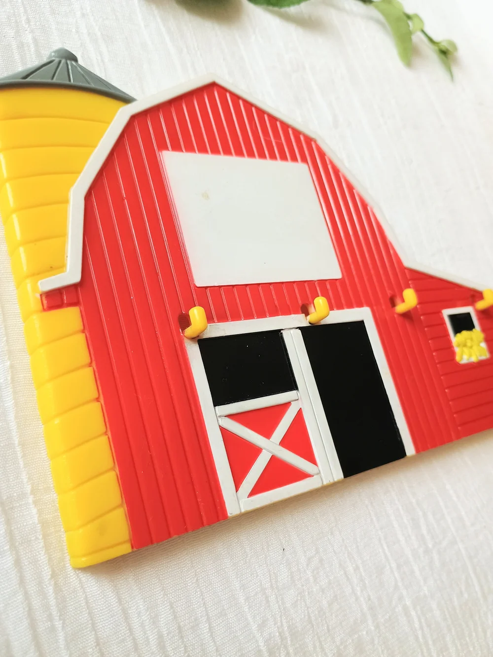 🌽 FARM CORE 🌽 VtG 80s-90s Molded Plastic Barn Wall Hanging Magnet, Kitchen Org